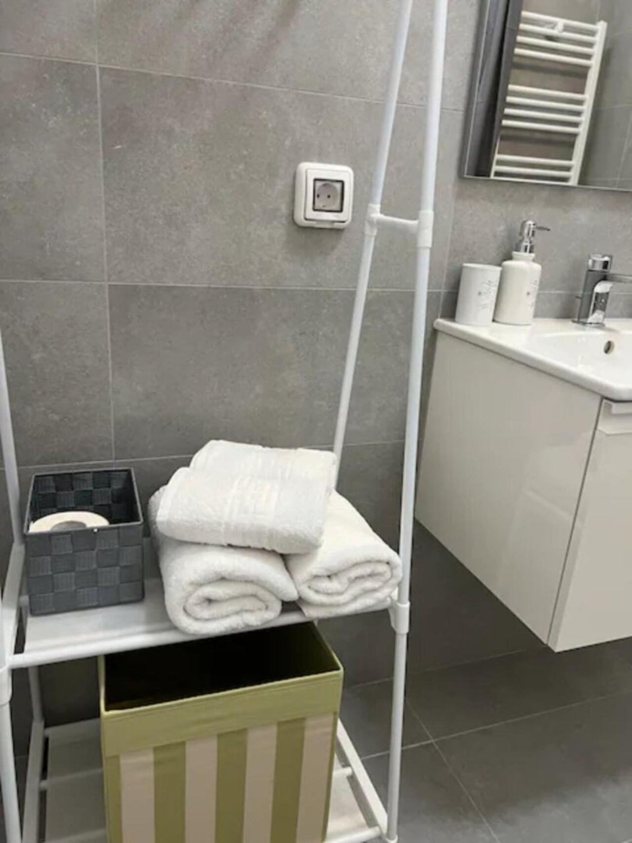 High-Rise Luxury Apartment With Free Parking Bukarest Kültér fotó